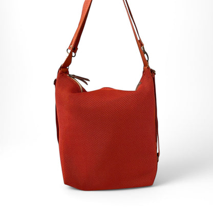 Bolso convertible en mochila multiposicion como bandolera, tote bag o mochila color teja tenjido 3D, hechos a mano en Barcelona de forma sostenible