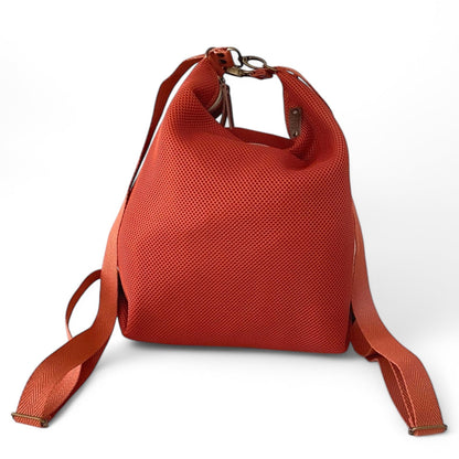 Bolso convertible en mochila multiposicion como bandolera, tote bag o mochila color teja tenjido 3D, hechos a mano en Barcelona de forma sostenible