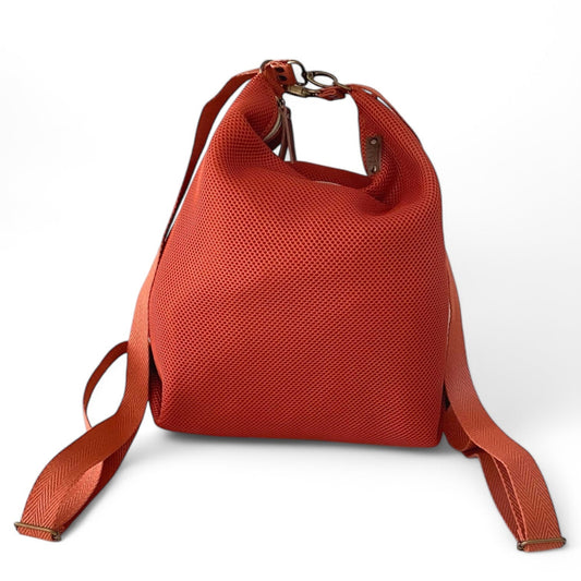 Bolso convertible en mochila multiposicion como bandolera, tote bag o mochila color teja tenjido 3D, hechos a mano en Barcelona de forma sostenible