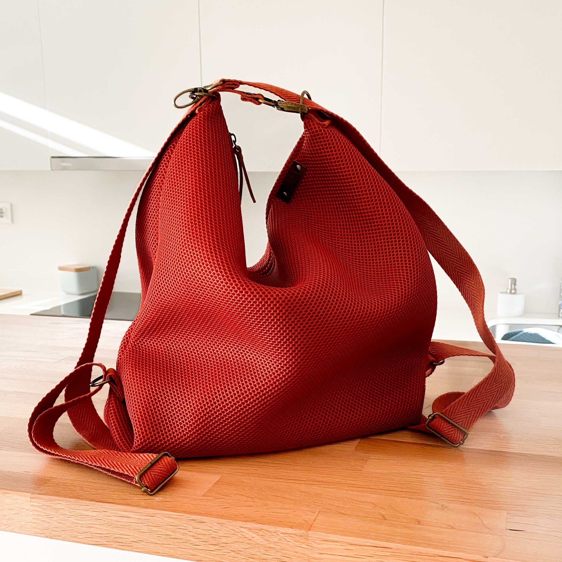 Bolso convertible en mochila multiposicion como bandolera, tote bag o mochila color teja tenjido 3D, hechos a mano en Barcelona de forma sostenible