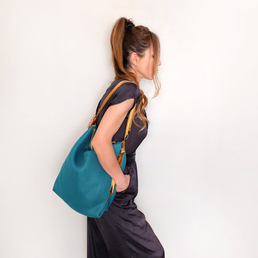Bolso convertible en mochila multiposicion como bandolera, tote bag o mochila color turquesa con tejido 3D, hechos a mano en Barcelona de forma sostenible