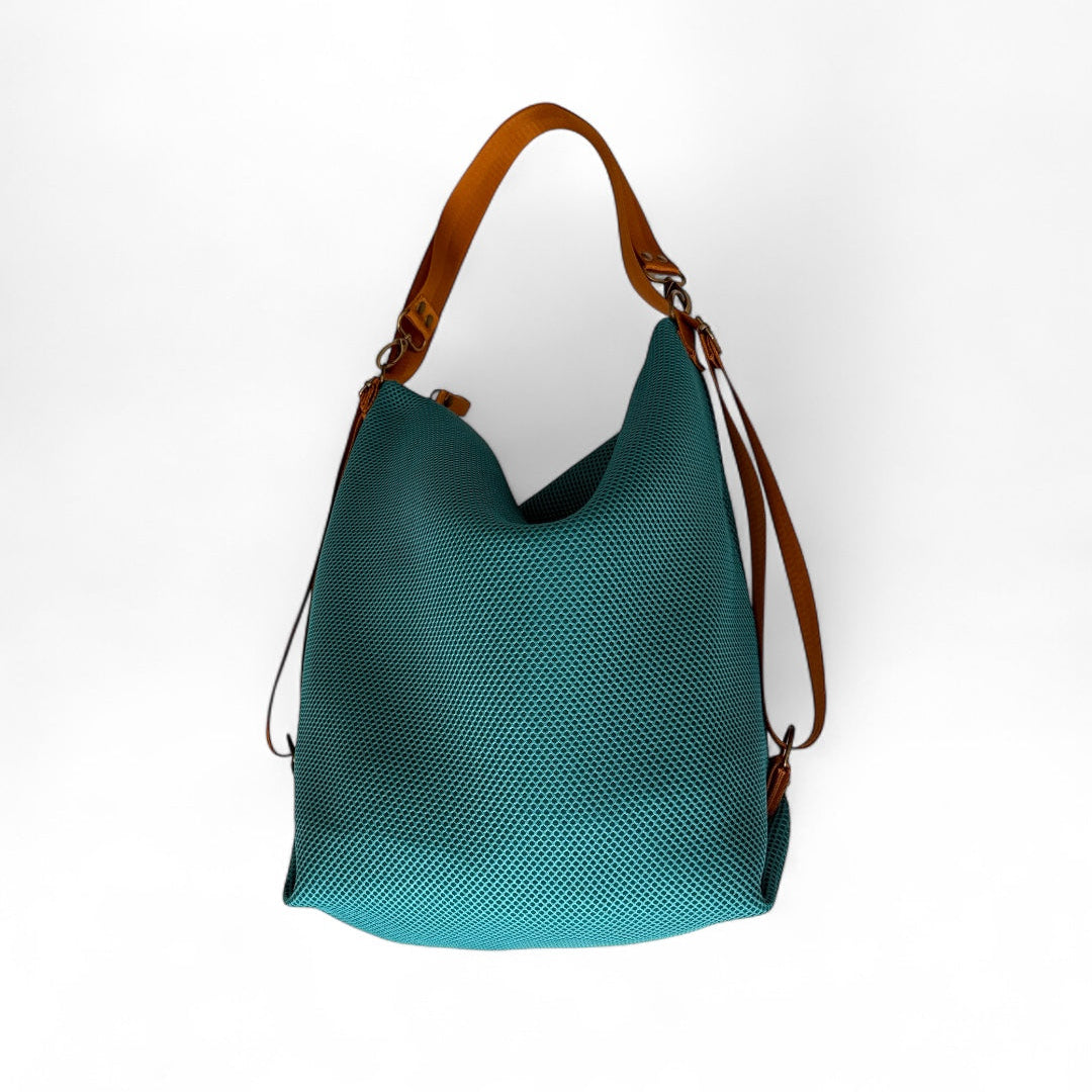 Bolso convertible en mochila multiposicion como bandolera, tote bag o mochila color turquesa con tejido 3D, hechos a mano en Barcelona de forma sostenible