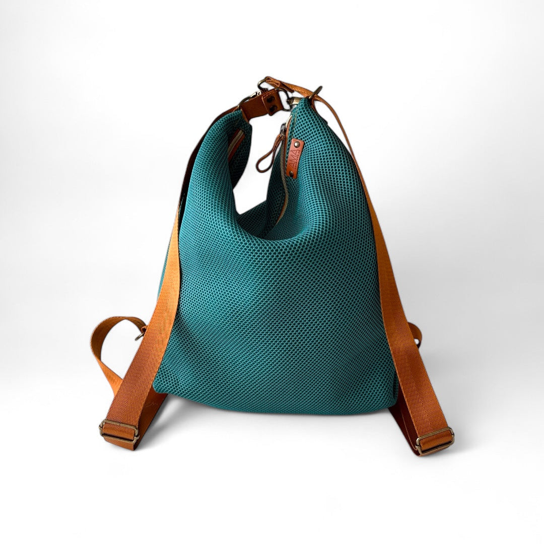 Bolso convertible en mochila multiposicion como bandolera, tote bag o mochila color turquesa con tejido 3D, hechos a mano en Barcelona de forma sostenible