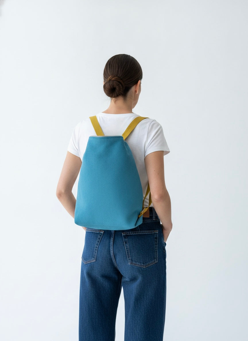 bolso convertible en mochila realizado de forma artesanal en Barcelona 3 en 1, mochila, tote bag o bandolera. Color azul y correas mostaza.