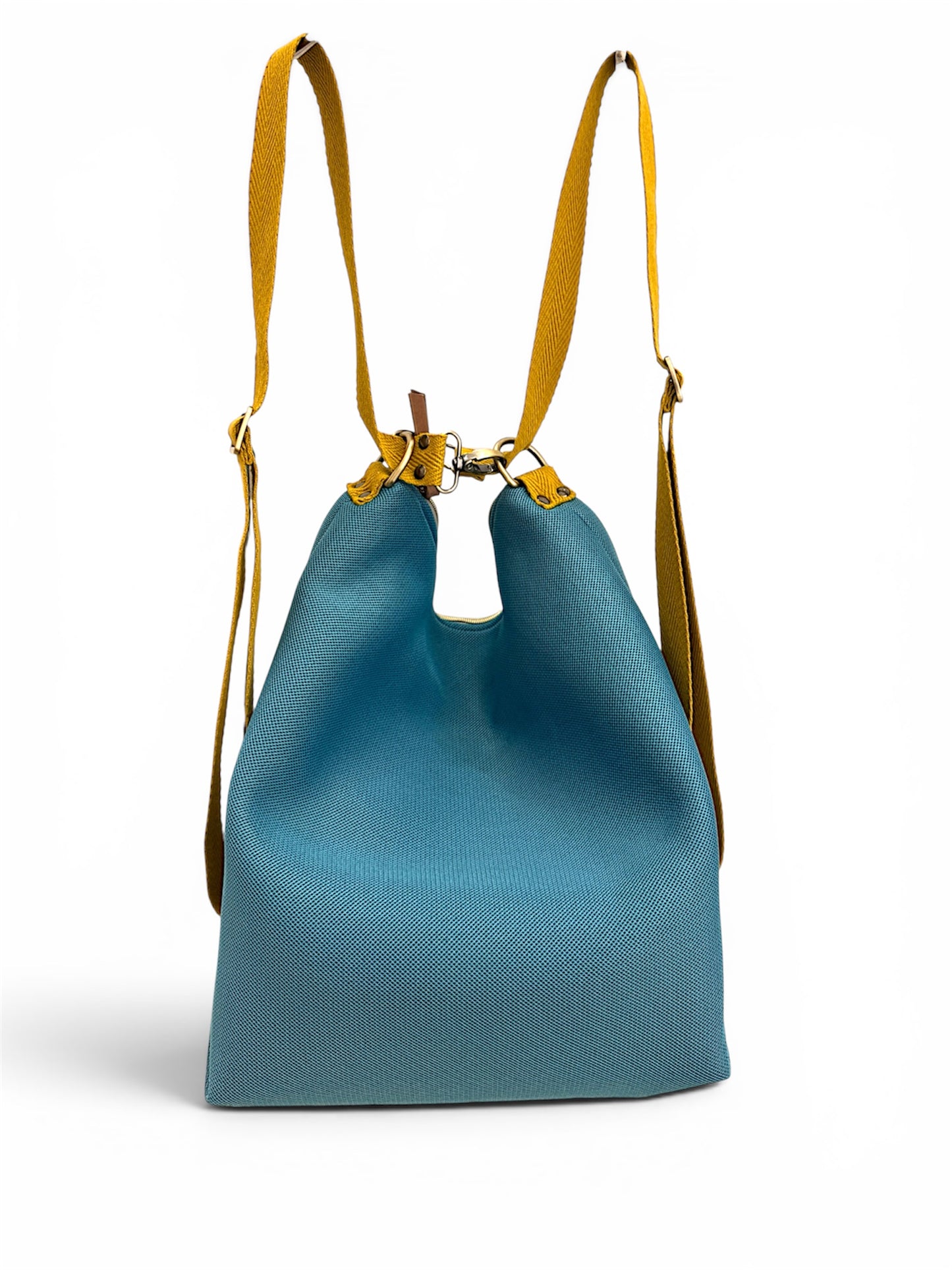 bolso convertible en mochila realizado de forma artesanal en Barcelona 3 en 1, mochila, tote bag o bandolera. Color azul y correas mostaza.
