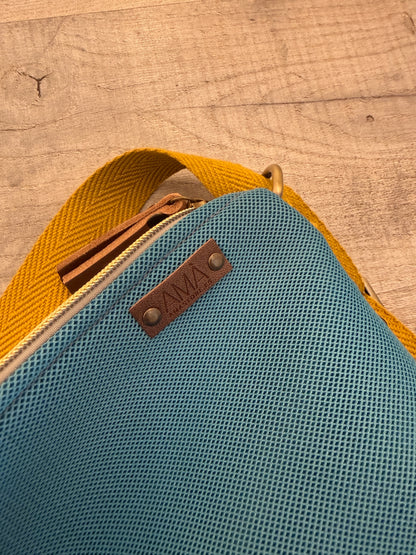 bolso convertible en mochila realizado de forma artesanal en Barcelona 3 en 1, mochila, tote bag o bandolera. Color azul y correas mostaza.