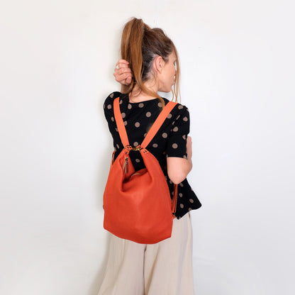 Bolso convertible en mochila multiposicion como bandolera, tote bag o mochila color teja tenjido 3D, hechos a mano en Barcelona de forma sostenible