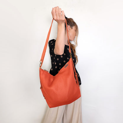 Bolso convertible en mochila multiposicion como bandolera, tote bag o mochila color teja tenjido 3D, hechos a mano en Barcelona de forma sostenible
