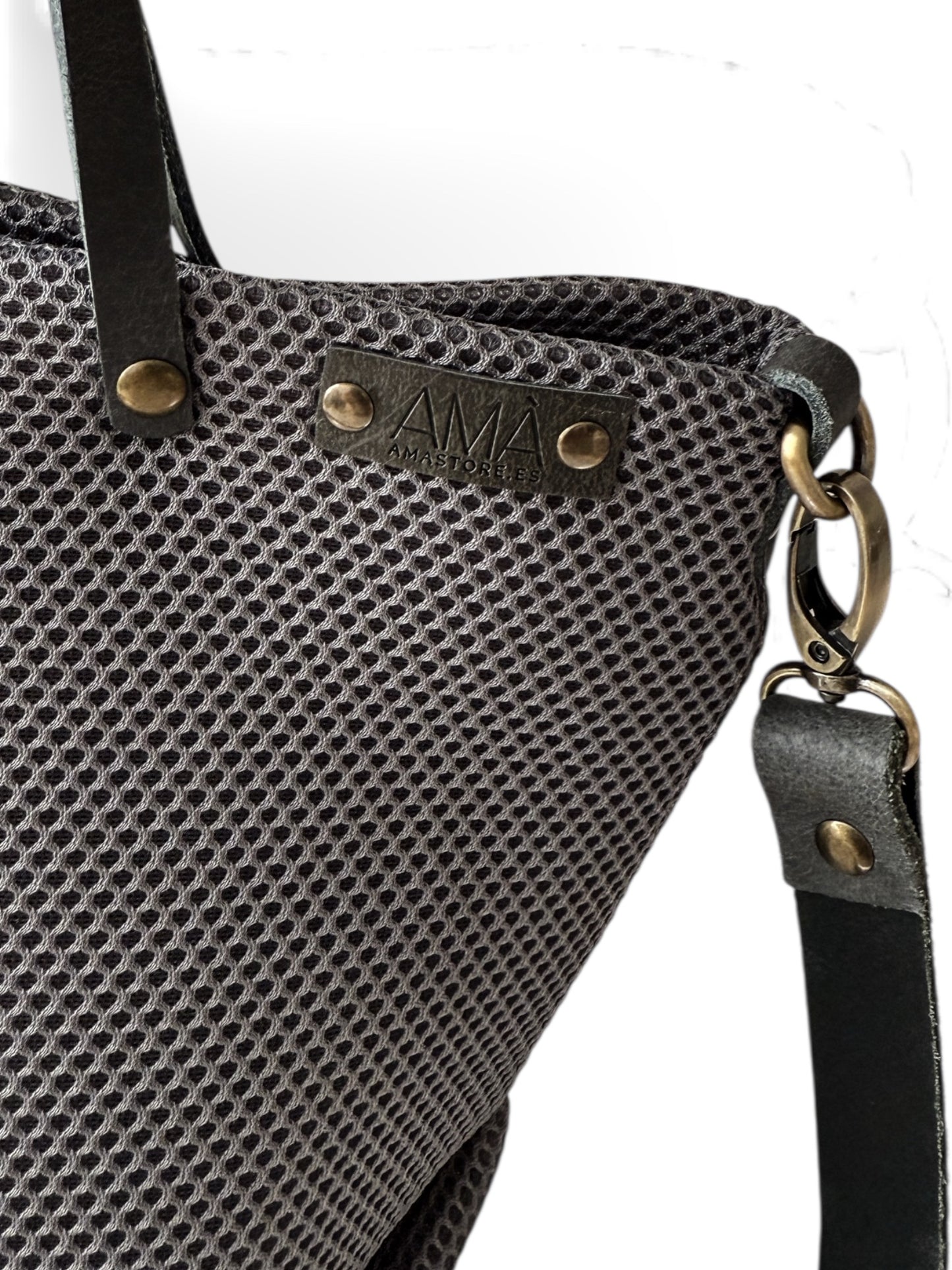 Bolso bandolera, tote bag y bolso de mano realizado tejido 3d color gris hechos a mano en Barcelona de forma sostenible. ENVÍO GRATIS compras + 60€