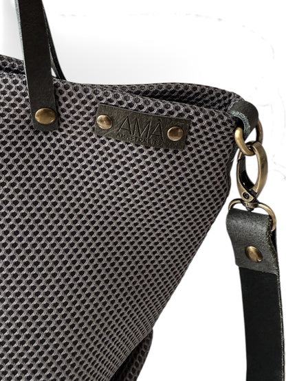 Bolso bandolera, tote bag y bolso de mano realizado tejido 3d color gris hechos a mano en Barcelona de forma sostenible. ENVÍO GRATIS compras + 60€