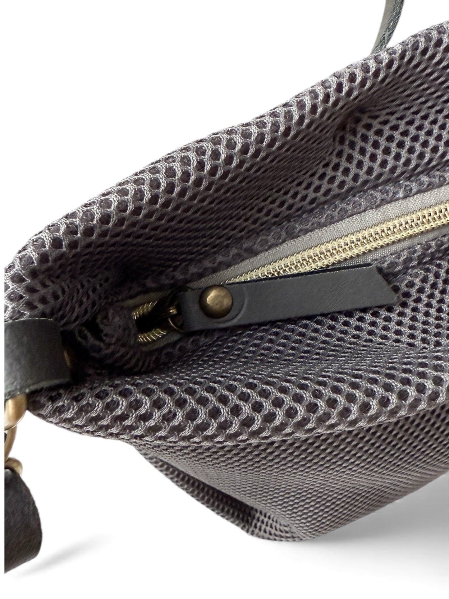 Bolso bandolera, tote bag y bolso de mano realizado tejido 3d color gris hechos a mano en Barcelona de forma sostenible. ENVÍO GRATIS compras + 60€