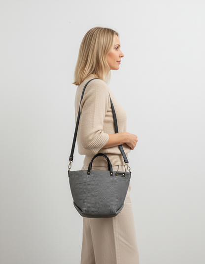 Bolso bandolera, tote bag y bolso de mano realizado tejido 3d color gris hechos a mano en Barcelona de forma sostenible. ENVÍO GRATIS compras + 60€