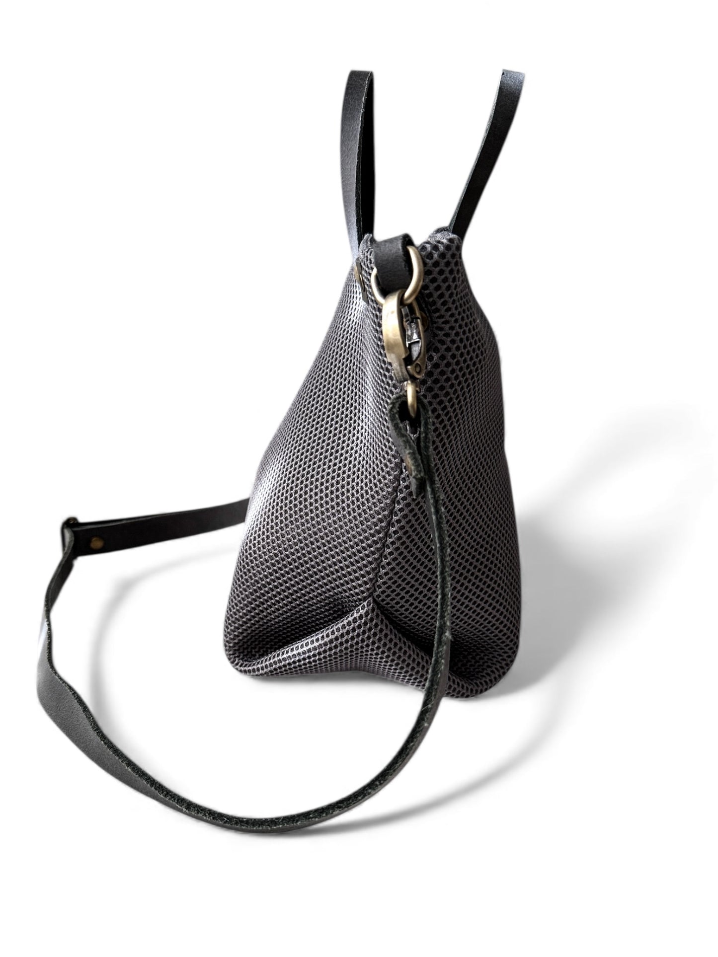 Bolso bandolera, tote bag y bolso de mano realizado tejido 3d color gris hechos a mano en Barcelona de forma sostenible. ENVÍO GRATIS compras + 60€