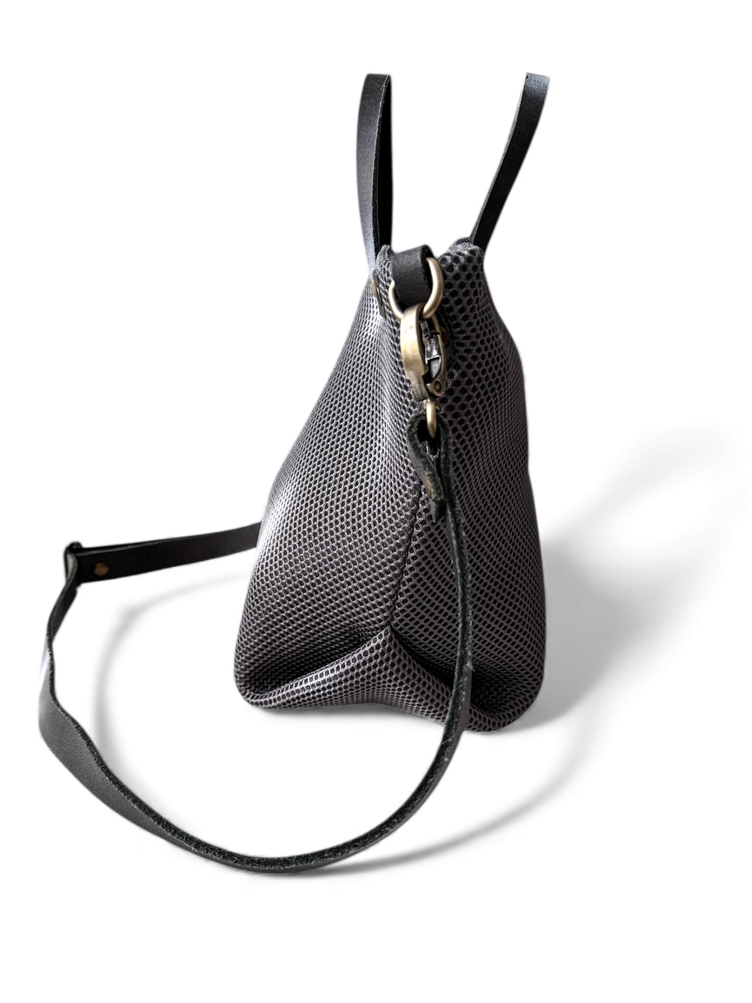 Bolso bandolera, tote bag y bolso de mano realizado tejido 3d color gris hechos a mano en Barcelona de forma sostenible. ENVÍO GRATIS compras + 60€