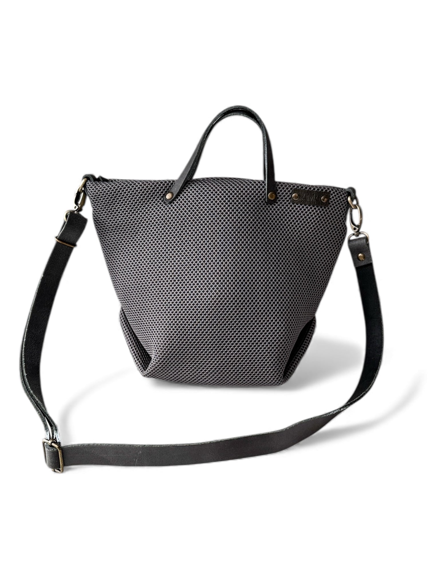 Bolso bandolera, tote bag y bolso de mano realizado tejido 3d color gris hechos a mano en Barcelona de forma sostenible. ENVÍO GRATIS compras + 60€