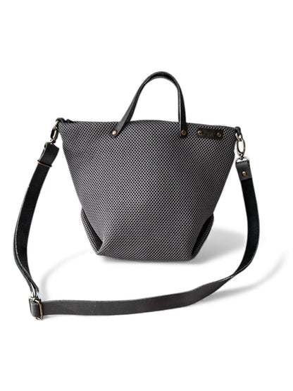 Bolso bandolera, tote bag y bolso de mano realizado tejido 3d color gris hechos a mano en Barcelona de forma sostenible. ENVÍO GRATIS compras + 60€