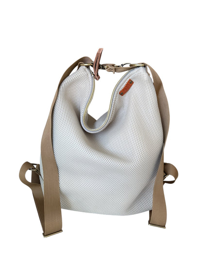 bolso convertible en mochila realizado a mano en barcelona, 3 opciones mochjla, tote bag o bandolera