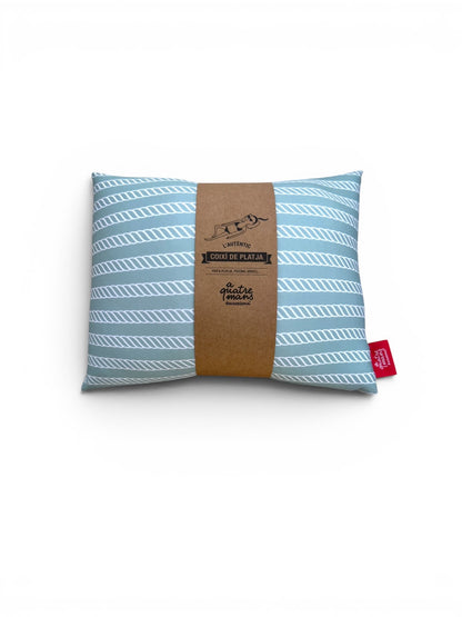 Cojín de playa ergonómico, ligero y de secado rápido. Ideal para playa, piscina o barco. Fabricado artesanalmente en Barcelona.