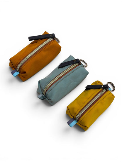 El accesorio 2 en 1 definitivo para tu día a día, ahora único para ti. Olvídate de llevar las llaves sueltas o las monedas perdidas por el bolso. Este monedero llavero compacto está hecho a mano uno a uno en nuestro taller con tejido softshell impermeable de alta resistencia.

Personalización opcional: Hazlo exclusivo grabando tu nombre o iniciales. Elige tu color favorito y engánchalo donde quieras gracias a su mosquetón superior.