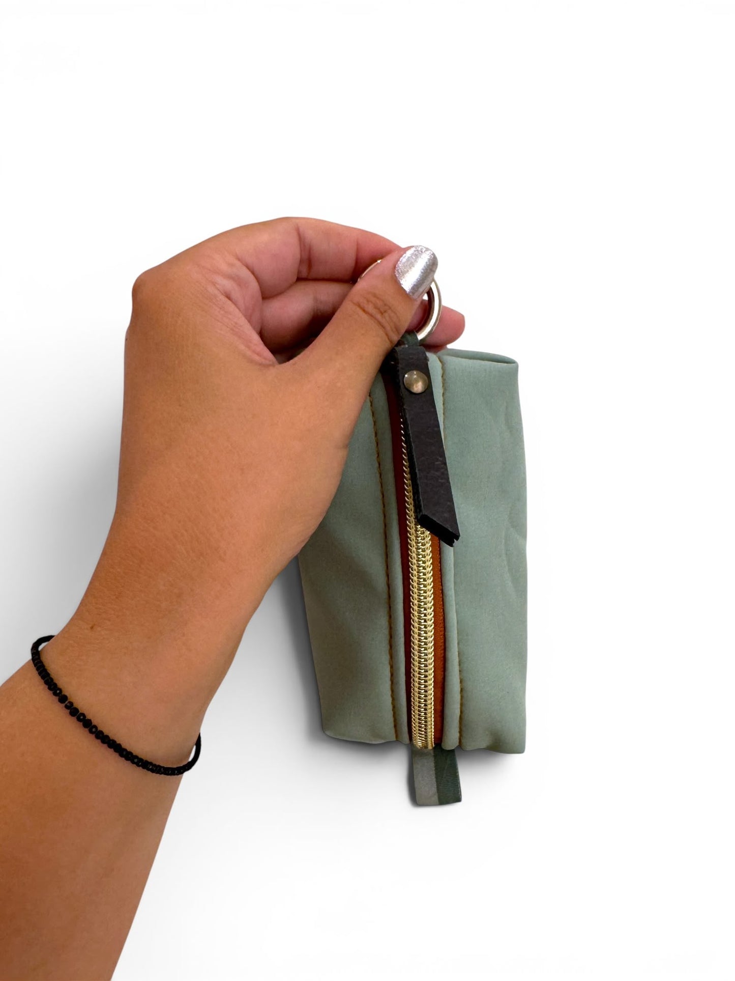 El accesorio 2 en 1 definitivo para tu día a día, ahora único para ti. Olvídate de llevar las llaves sueltas o las monedas perdidas por el bolso. Este monedero llavero compacto está hecho a mano uno a uno en nuestro taller con tejido softshell impermeable de alta resistencia.

Personalización opcional: Hazlo exclusivo grabando tu nombre o iniciales. Elige tu color favorito y engánchalo donde quieras gracias a su mosquetón superior.