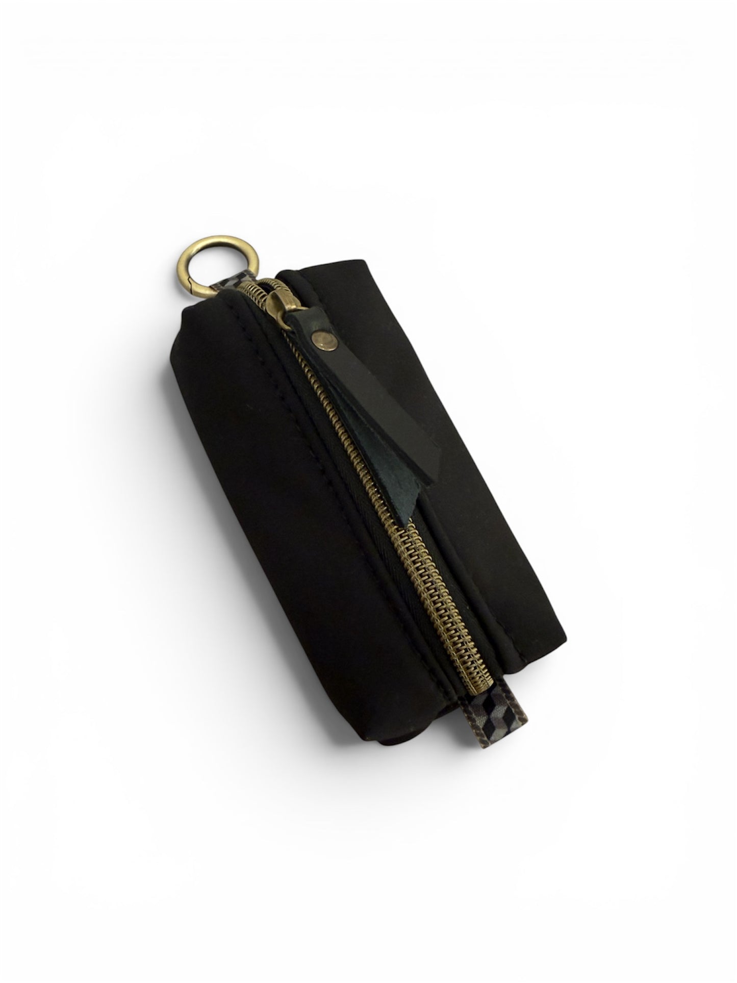 El accesorio 2 en 1 definitivo para tu día a día, ahora único para ti. Olvídate de llevar las llaves sueltas o las monedas perdidas por el bolso. Este monedero llavero compacto está hecho a mano uno a uno en nuestro taller con tejido softshell impermeable de alta resistencia.

Personalización opcional: Hazlo exclusivo grabando tu nombre o iniciales. Elige tu color favorito y engánchalo donde quieras gracias a su mosquetón superior.