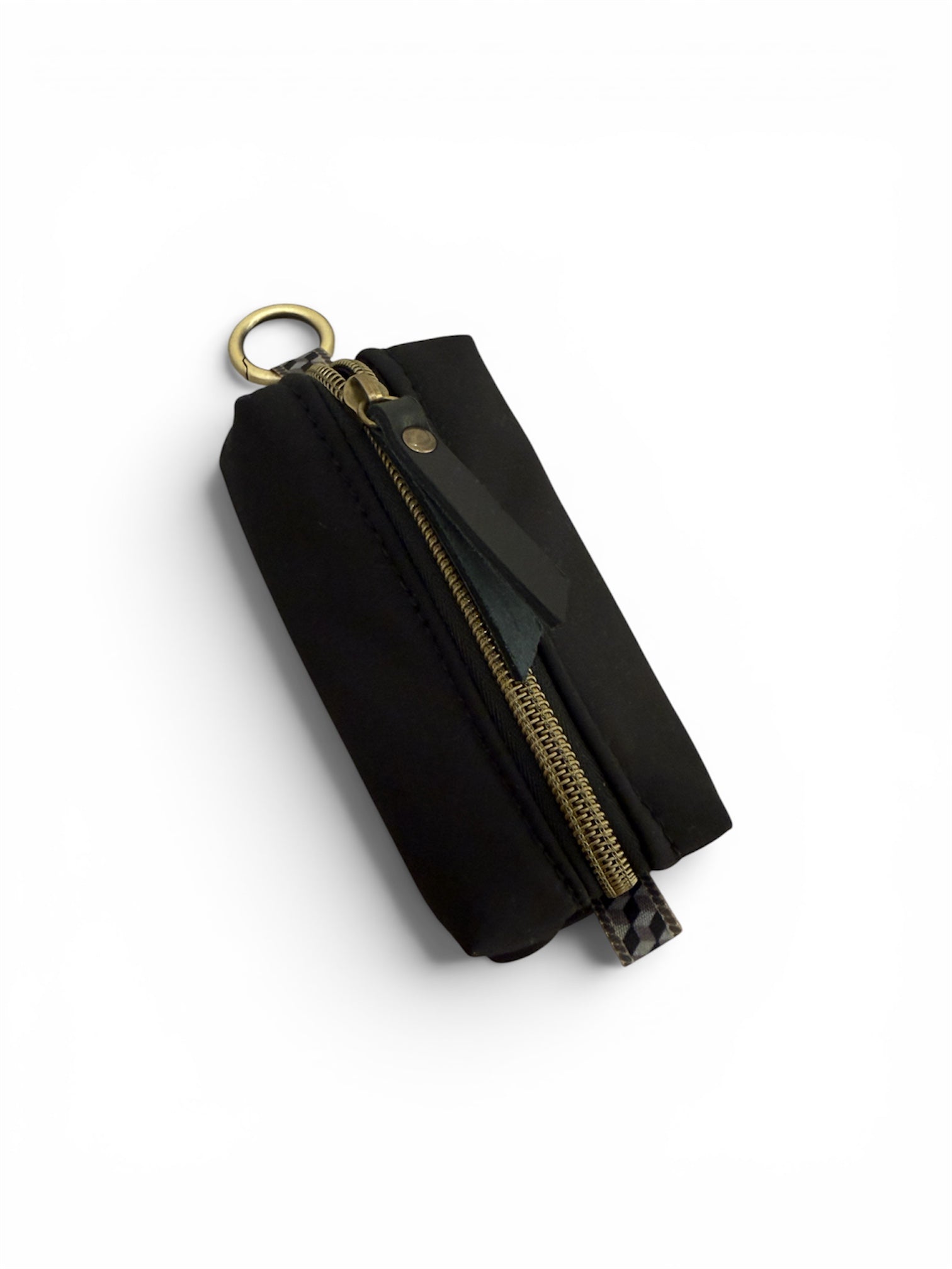 El accesorio 2 en 1 definitivo para tu día a día, ahora único para ti. Olvídate de llevar las llaves sueltas o las monedas perdidas por el bolso. Este monedero llavero compacto está hecho a mano uno a uno en nuestro taller con tejido softshell impermeable de alta resistencia.

Personalización opcional: Hazlo exclusivo grabando tu nombre o iniciales. Elige tu color favorito y engánchalo donde quieras gracias a su mosquetón superior.