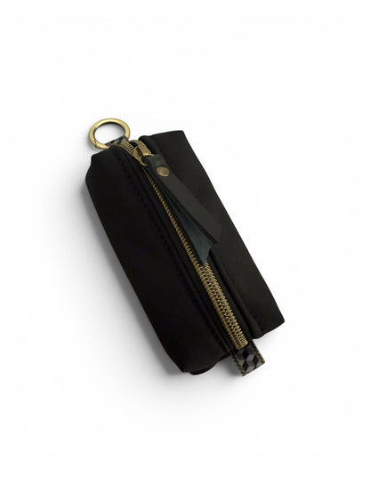 El accesorio 2 en 1 definitivo para tu día a día, ahora único para ti. Olvídate de llevar las llaves sueltas o las monedas perdidas por el bolso. Este monedero llavero compacto está hecho a mano uno a uno en nuestro taller con tejido softshell impermeable de alta resistencia.

Personalización opcional: Hazlo exclusivo grabando tu nombre o iniciales. Elige tu color favorito y engánchalo donde quieras gracias a su mosquetón superior.