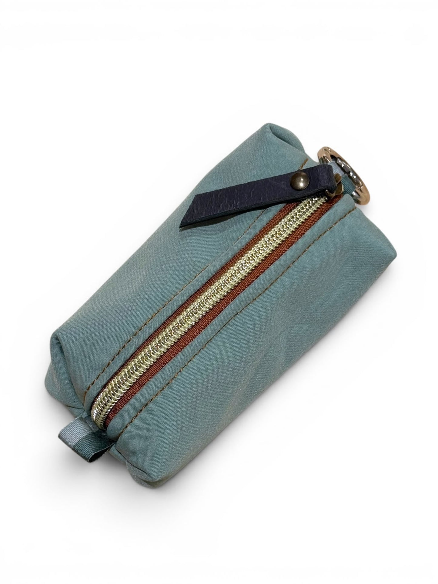 El accesorio 2 en 1 definitivo para tu día a día, ahora único para ti. Olvídate de llevar las llaves sueltas o las monedas perdidas por el bolso. Este monedero llavero compacto está hecho a mano uno a uno en nuestro taller con tejido softshell impermeable de alta resistencia.

Personalización opcional: Hazlo exclusivo grabando tu nombre o iniciales. Elige tu color favorito y engánchalo donde quieras gracias a su mosquetón superior.