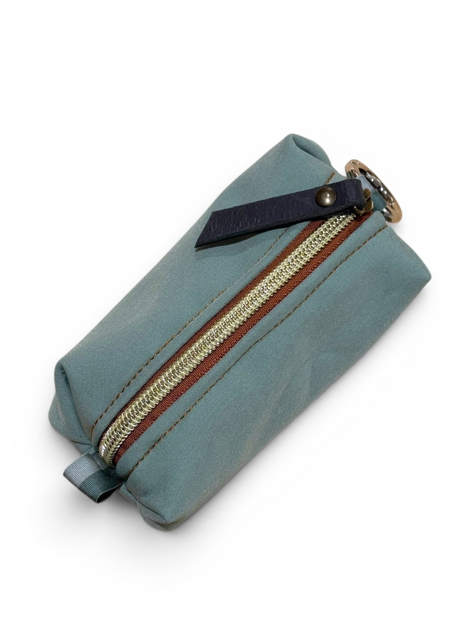 El accesorio 2 en 1 definitivo para tu día a día, ahora único para ti. Olvídate de llevar las llaves sueltas o las monedas perdidas por el bolso. Este monedero llavero compacto está hecho a mano uno a uno en nuestro taller con tejido softshell impermeable de alta resistencia.

Personalización opcional: Hazlo exclusivo grabando tu nombre o iniciales. Elige tu color favorito y engánchalo donde quieras gracias a su mosquetón superior.