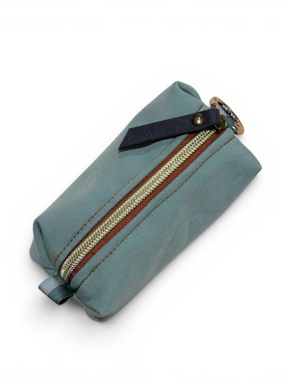 El accesorio 2 en 1 definitivo para tu día a día, ahora único para ti. Olvídate de llevar las llaves sueltas o las monedas perdidas por el bolso. Este monedero llavero compacto está hecho a mano uno a uno en nuestro taller con tejido softshell impermeable de alta resistencia.

Personalización opcional: Hazlo exclusivo grabando tu nombre o iniciales. Elige tu color favorito y engánchalo donde quieras gracias a su mosquetón superior.