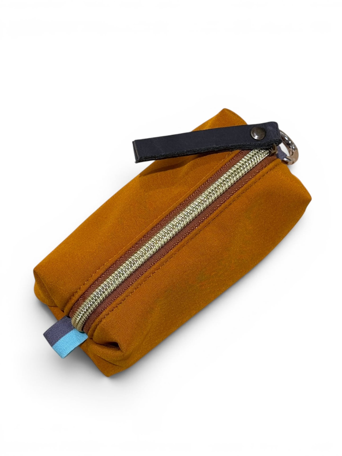 El accesorio 2 en 1 definitivo para tu día a día, ahora único para ti. Olvídate de llevar las llaves sueltas o las monedas perdidas por el bolso. Este monedero llavero compacto está hecho a mano uno a uno en nuestro taller con tejido softshell impermeable de alta resistencia.

Personalización opcional: Hazlo exclusivo grabando tu nombre o iniciales. Elige tu color favorito y engánchalo donde quieras gracias a su mosquetón superior.