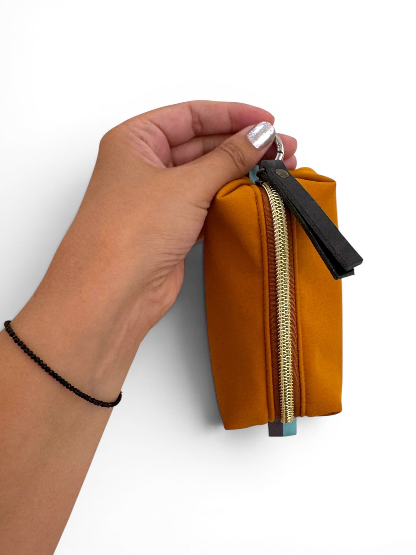 El accesorio 2 en 1 definitivo para tu día a día, ahora único para ti. Olvídate de llevar las llaves sueltas o las monedas perdidas por el bolso. Este monedero llavero compacto está hecho a mano uno a uno en nuestro taller con tejido softshell impermeable de alta resistencia.

Personalización opcional: Hazlo exclusivo grabando tu nombre o iniciales. Elige tu color favorito y engánchalo donde quieras gracias a su mosquetón superior.