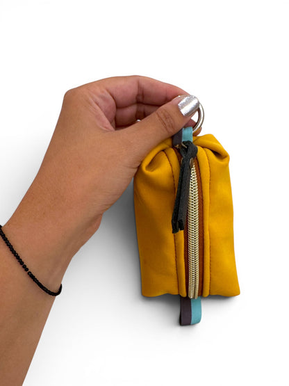 El accesorio 2 en 1 definitivo para tu día a día, ahora único para ti. Olvídate de llevar las llaves sueltas o las monedas perdidas por el bolso. Este monedero llavero compacto está hecho a mano uno a uno en nuestro taller con tejido softshell impermeable de alta resistencia.

Personalización opcional: Hazlo exclusivo grabando tu nombre o iniciales. Elige tu color favorito y engánchalo donde quieras gracias a su mosquetón superior.