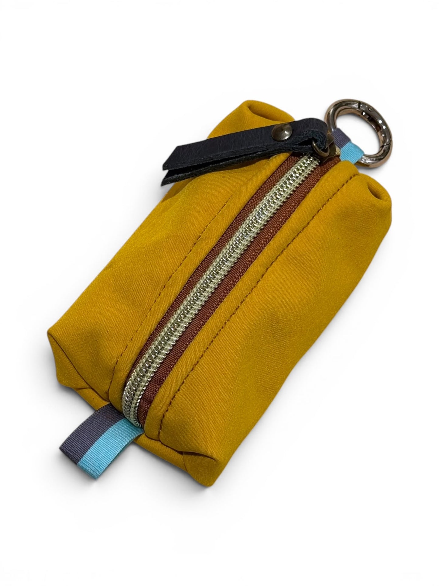 El accesorio 2 en 1 definitivo para tu día a día, ahora único para ti. Olvídate de llevar las llaves sueltas o las monedas perdidas por el bolso. Este monedero llavero compacto está hecho a mano uno a uno en nuestro taller con tejido softshell impermeable de alta resistencia.

Personalización opcional: Hazlo exclusivo grabando tu nombre o iniciales. Elige tu color favorito y engánchalo donde quieras gracias a su mosquetón superior.