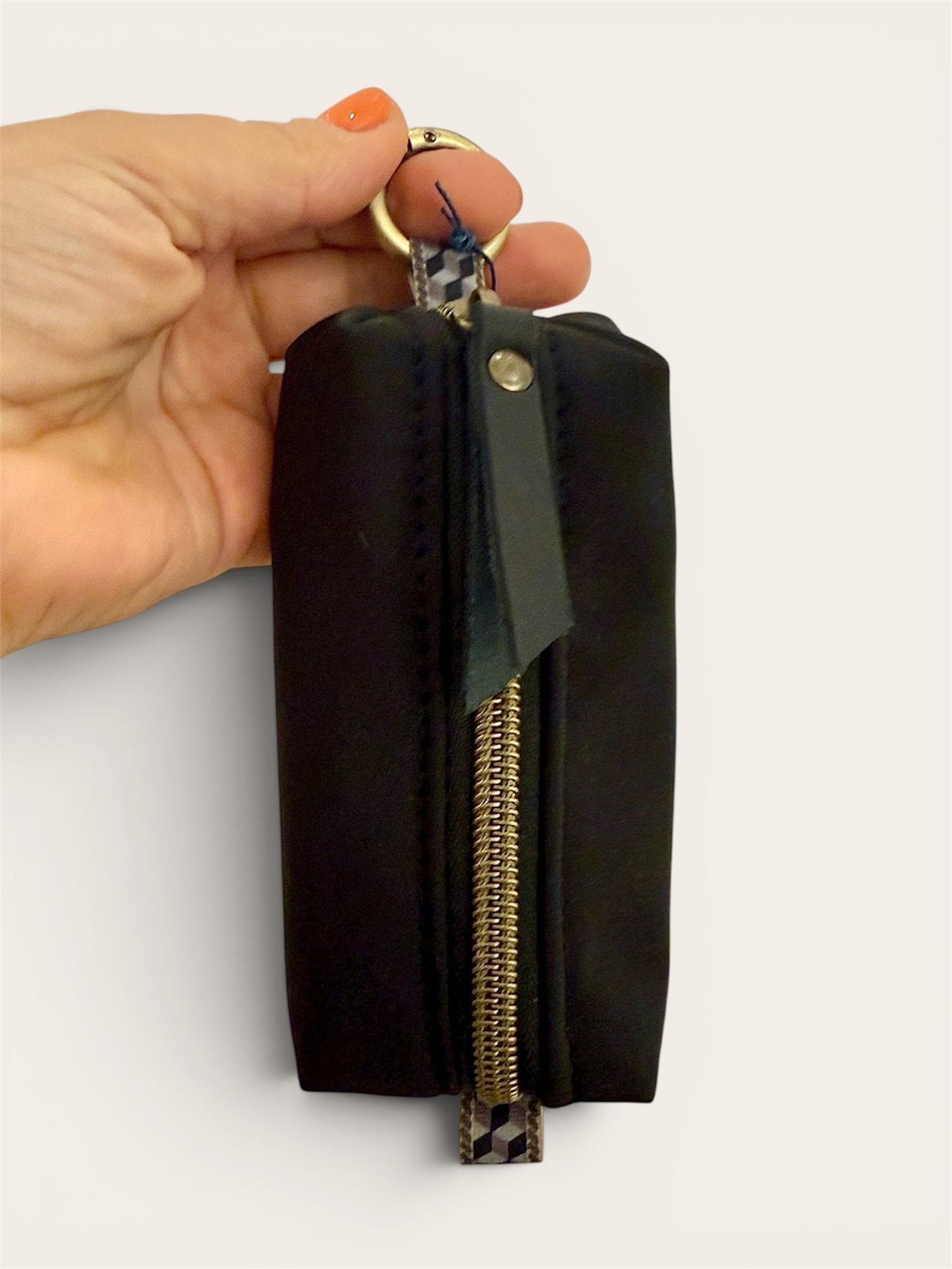 El accesorio 2 en 1 definitivo para tu día a día, ahora único para ti. Olvídate de llevar las llaves sueltas o las monedas perdidas por el bolso. Este monedero llavero compacto está hecho a mano uno a uno en nuestro taller con tejido softshell impermeable de alta resistencia.

Personalización opcional: Hazlo exclusivo grabando tu nombre o iniciales. Elige tu color favorito y engánchalo donde quieras gracias a su mosquetón superior.