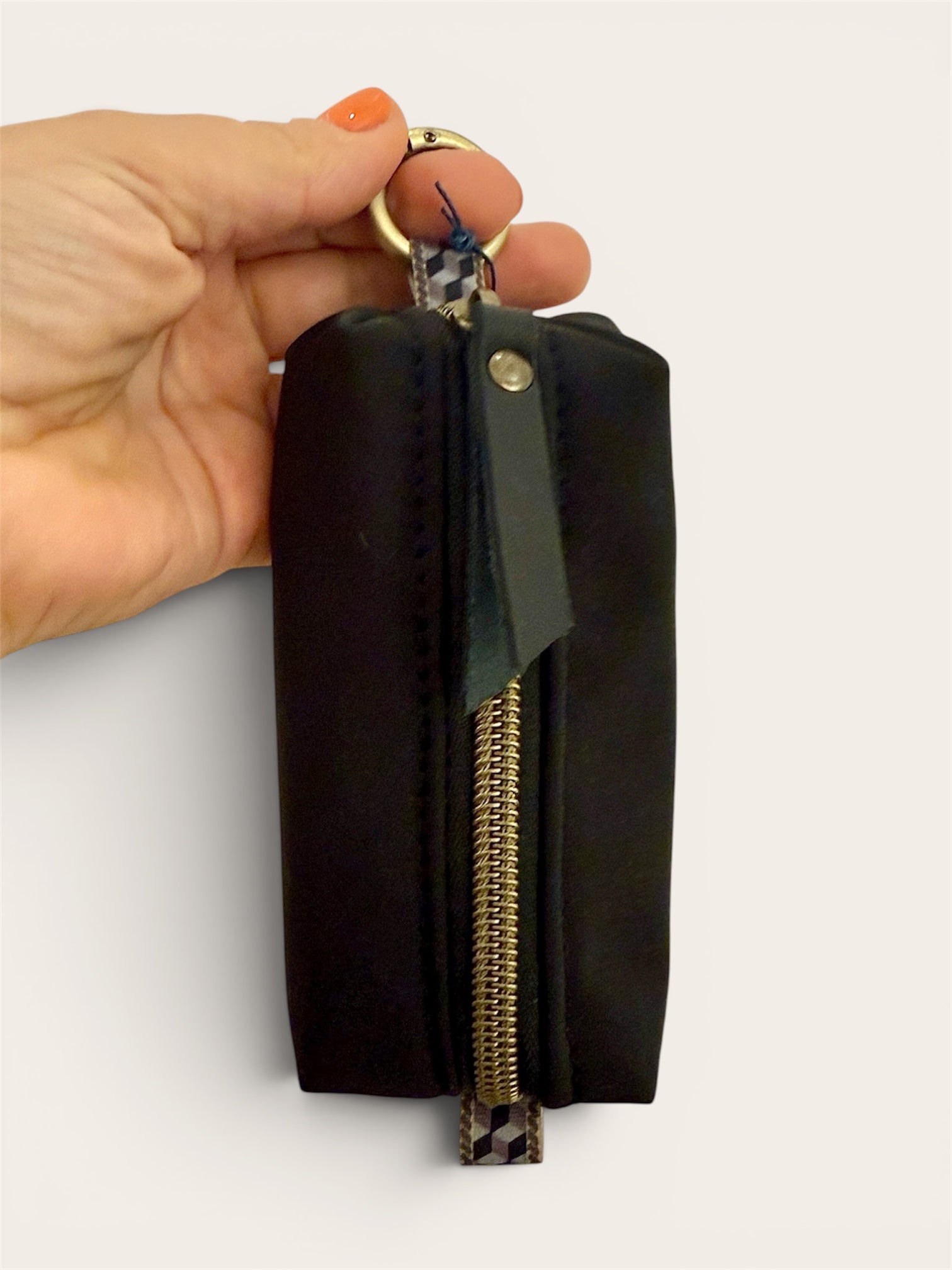 El accesorio 2 en 1 definitivo para tu día a día, ahora único para ti. Olvídate de llevar las llaves sueltas o las monedas perdidas por el bolso. Este monedero llavero compacto está hecho a mano uno a uno en nuestro taller con tejido softshell impermeable de alta resistencia.

Personalización opcional: Hazlo exclusivo grabando tu nombre o iniciales. Elige tu color favorito y engánchalo donde quieras gracias a su mosquetón superior.