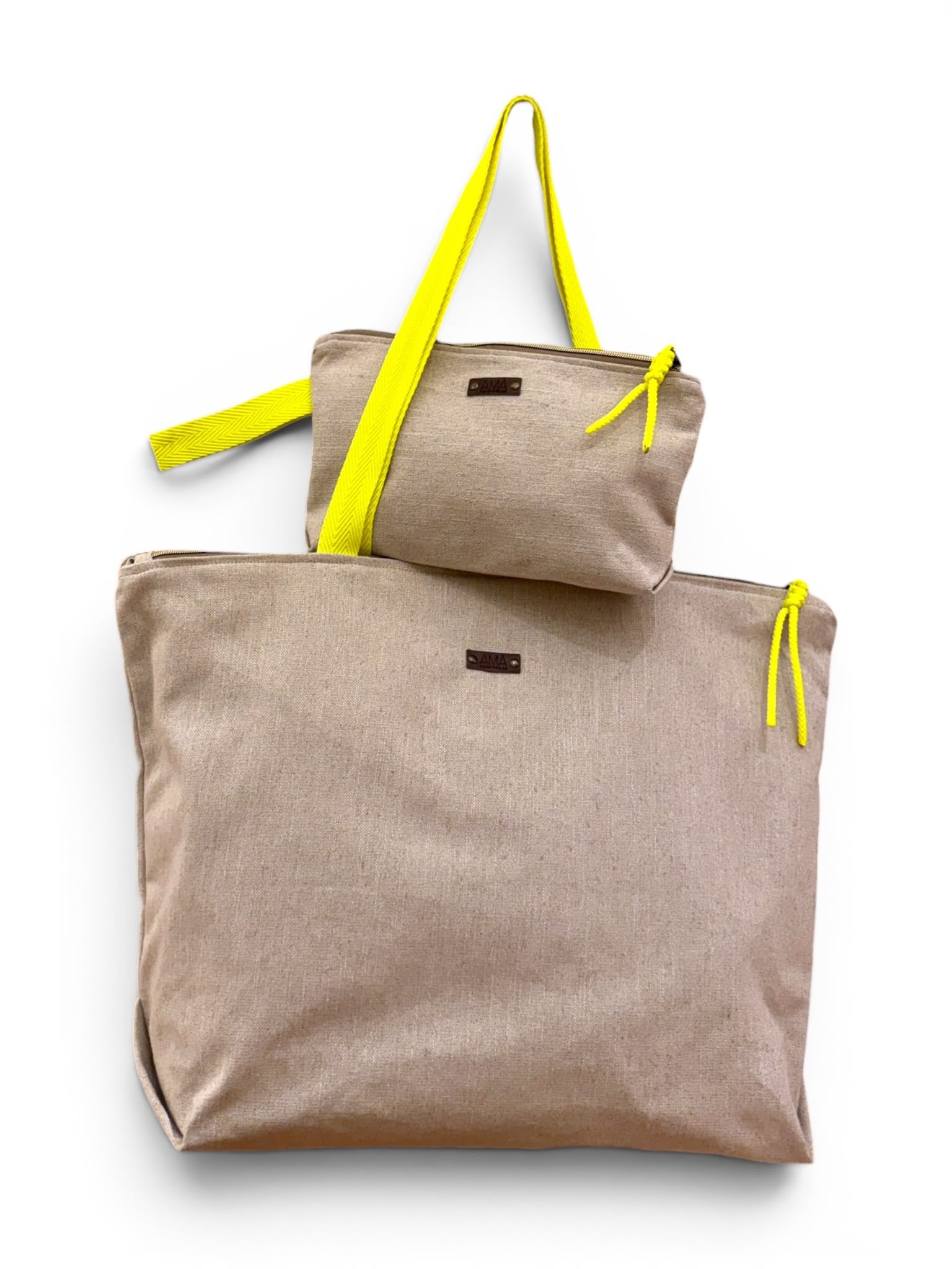 Bolsa de playa loneta color natural con correas color amarillo flúor realizado artesanalmente en Barcelona. Interior impermeable y necser a juego.