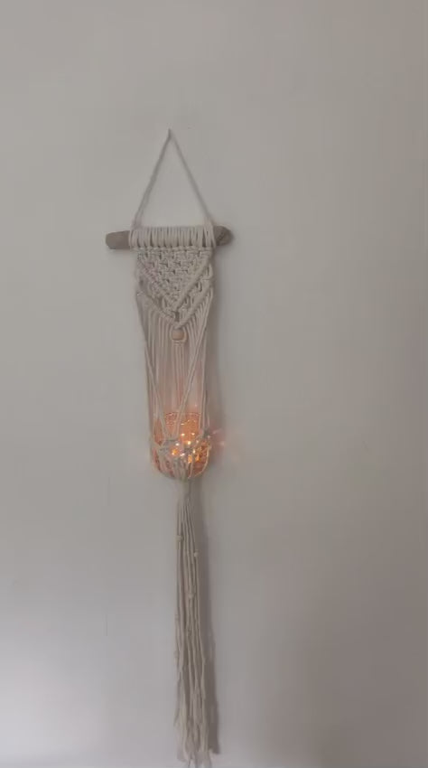 Manos creando nudos de macramé durante un taller creativo en Barcelona para principiantes