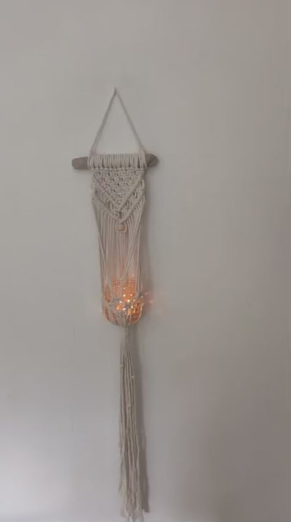 Manos creando nudos de macramé durante un taller creativo en Barcelona para principiantes