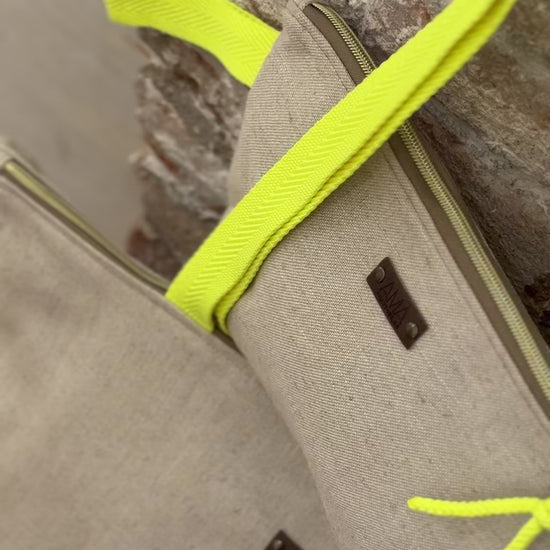 Bolsa de playa loneta color natural con correas color amarillo flúor realizado artesanalmente en Barcelona. Interior impermeable y necser a juego.