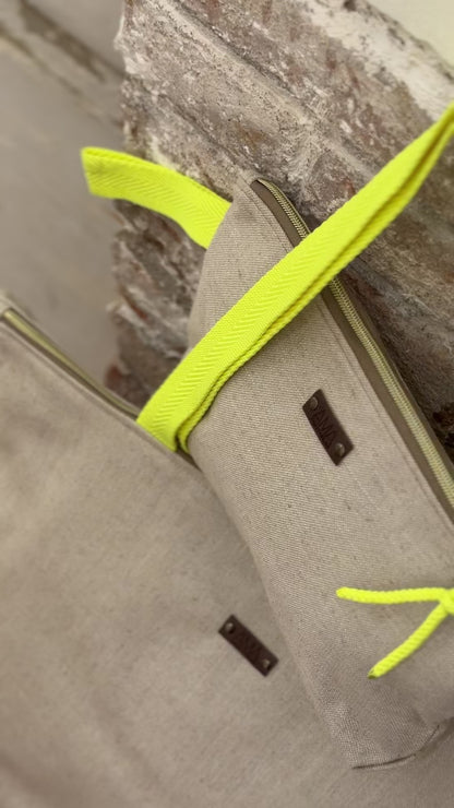 Bolsa de playa loneta color natural con correas color amarillo flúor realizado artesanalmente en Barcelona. Interior impermeable y necser a juego.