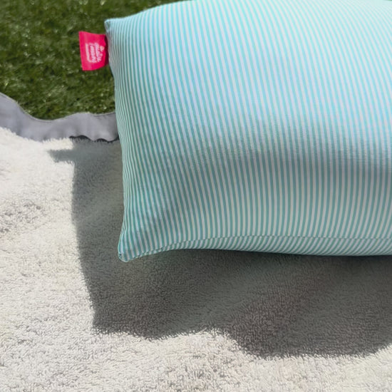Cojín de playa ergonómico, ligero y de secado rápido. Ideal para playa, piscina o barco. Fabricado artesanalmente en Barcelona.