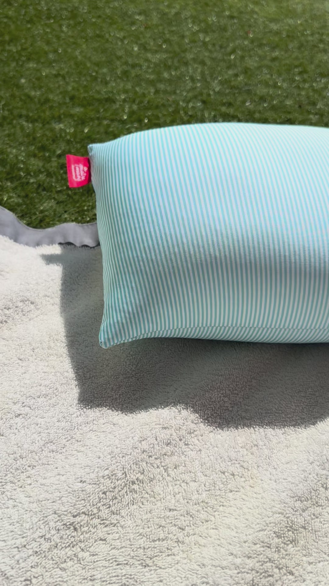 Cojín de playa ergonómico, ligero y de secado rápido. Ideal para playa, piscina o barco. Fabricado artesanalmente en Barcelona.