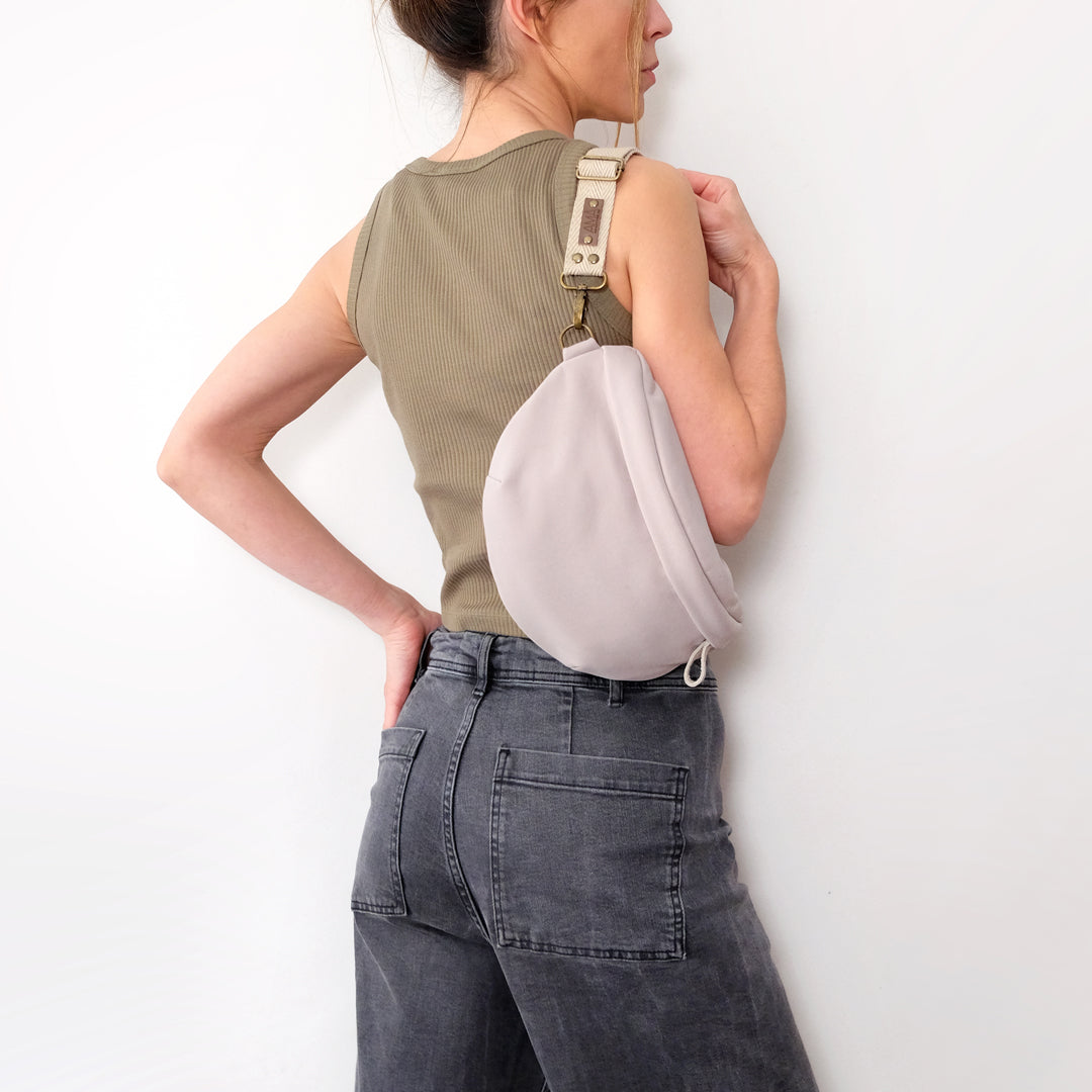 riñonera hecha a mano en Barcelona con tejido softshell impermeble, 3 opciones de correas, puedes llevarla como bandolera, bolso de hombro y de cintura o 