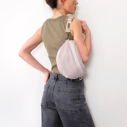 riñonera hecha a mano en Barcelona con tejido softshell impermeble, 3 opciones de correas, puedes llevarla como bandolera, bolso de hombro y de cintura o 