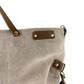 Bolso hecho a mano de loneta de algodón color marrón taupé  con forro y bolsillo  interior. Un modelo super cómodo y funcional porque lo puedes llevar de mano, tipo bandolera o colgado al hombro.   Las asas son de cuero regulable color marrón con mosquetones que puedes ponerlo a 2 alturas según la capacidad que necesites del bolso. Cierre con cremallera.  Este bolso tiene 2 opciones bandolera o Tote bag. Lleva un llavero que se puede colgar dentro de regalo para tener siempre tus llaves a mano.