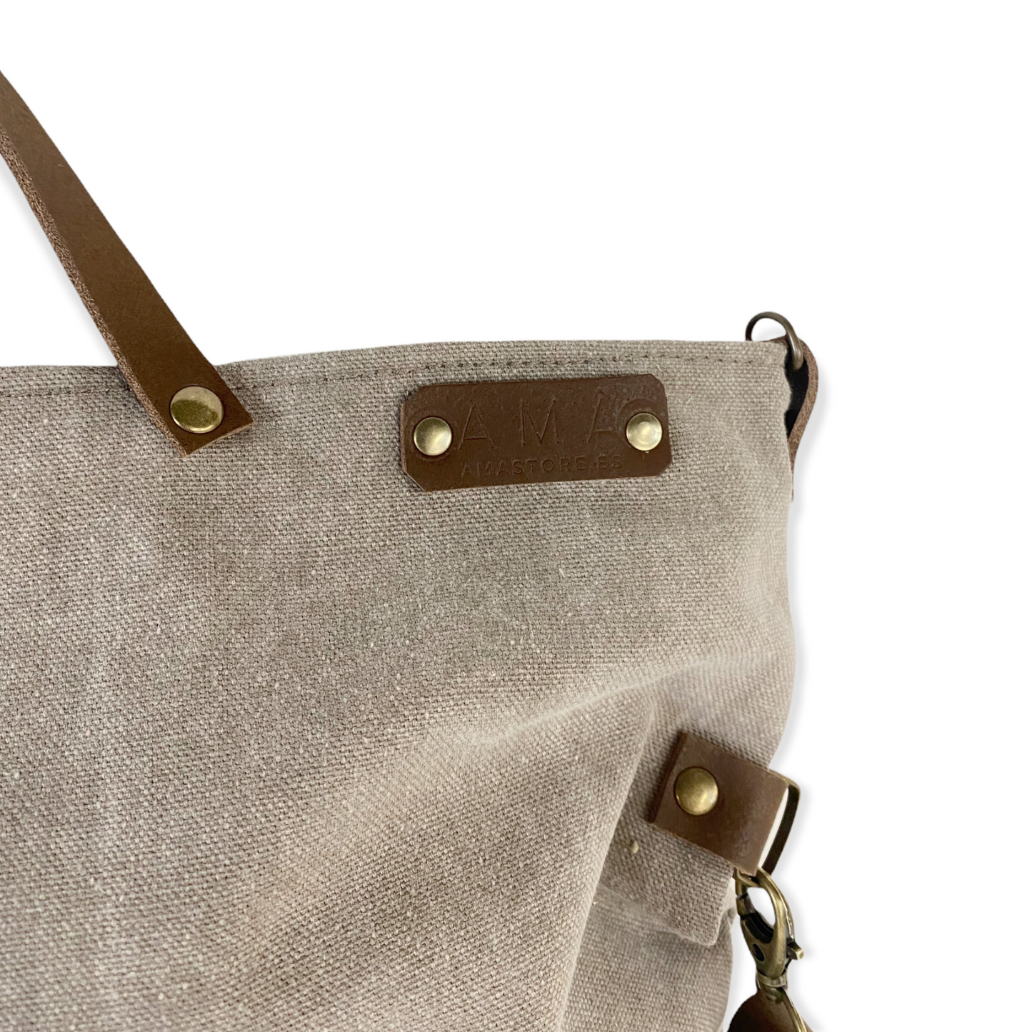 Bolso hecho a mano de loneta de algodón color marrón taupé  con forro y bolsillo  interior. Un modelo super cómodo y funcional porque lo puedes llevar de mano, tipo bandolera o colgado al hombro.   Las asas son de cuero regulable color marrón con mosquetones que puedes ponerlo a 2 alturas según la capacidad que necesites del bolso. Cierre con cremallera.  Este bolso tiene 2 opciones bandolera o Tote bag. Lleva un llavero que se puede colgar dentro de regalo para tener siempre tus llaves a mano.