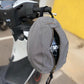 Mochila para casco gris  impermable, realizada a mano en Barcelona en nuestro taller de retorno social. Capacidad para el casco de moto, casco de bici.. refuerzo acolchado en la espalda para más comodidad y protección.