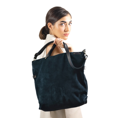 Bolso realizado en nuestro taller de retorno social en Barcelona de tapizar tipo terciopelo color negro  gastado.   El modelo Belem es nuestro bolso más vendido, un modelo muy cómodo y funcional porque lo puedes llevar de mano, tipo bandolera o colgado al hombro.  Bolso tipo totebag convertible en bandolera con o sin solapa y bolso de mano