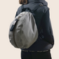 Mochila para casco gris impermable, realizada a mano en Barcelona en nuestro taller de retorno social. Capacidad para el casco de moto, casco de bici.. refuerzo acolchado en la espalda para más comodidad y protección.